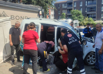 Hafif ticari araçla otomobil kavşakta çarpıştı: 5 yaralı
