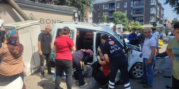 Hafif ticari araçla otomobil kavşakta çarpıştı: 5 yaralı