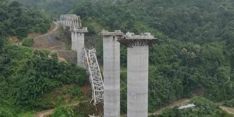 Hindistan'da köprü çöktü, en az 17 kişi yaşamını yitirdi
