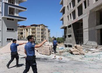 İnşaatta iskele çöktü: 1 ölü, 2 yaralı