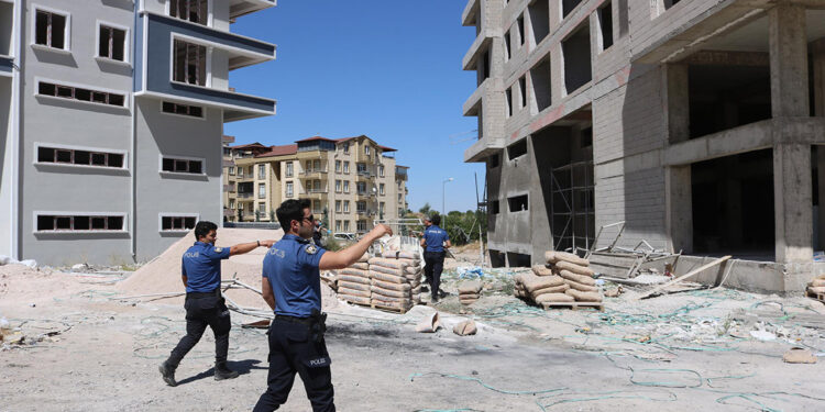 İnşaatta iskele çöktü: 1 ölü, 2 yaralı