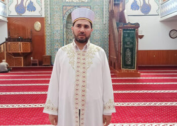 İskenderun'da az hasarlı camiler ibadete açıldı