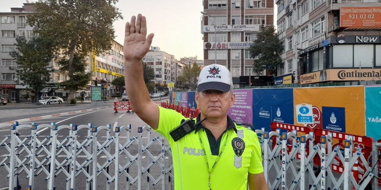 İstanbul'da 30 Ağustos nedeniyle bazı yollar trafiğe kapatıldı