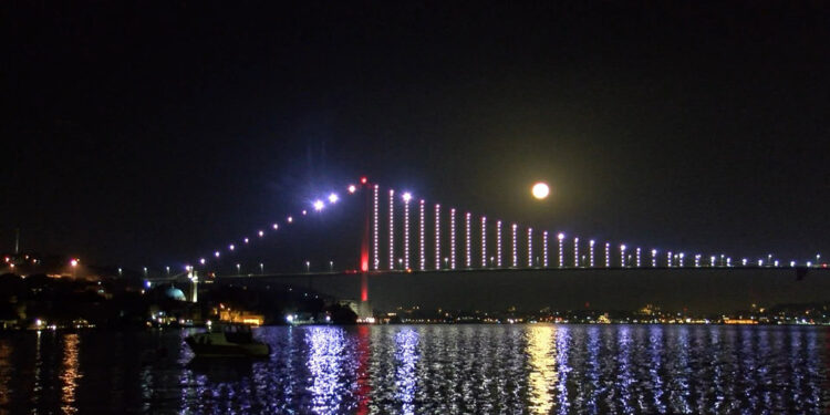 İstanbul'da 'Mavi Ay' görsel şölen oluşturdu