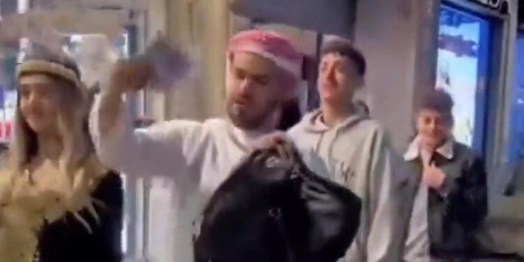 İstiklal Caddesi'nde para saçanlara gözaltı 