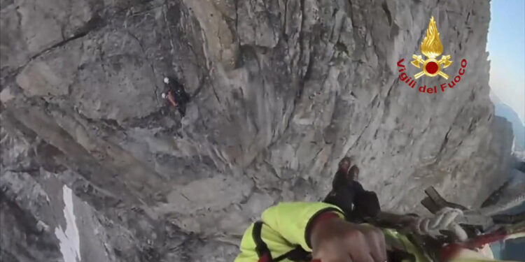 İtalya'da dağda mahsur kalan 2 dağcı böyle kurtarıldı