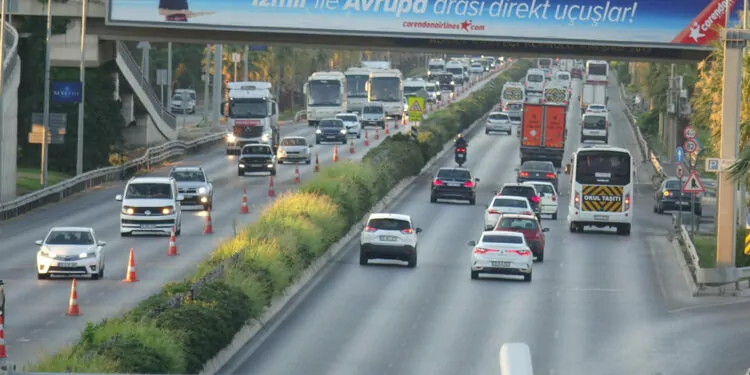 İzmir'de grevin ikinci günü; trafikte yoğunluk yaşandı