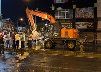 İzmir'de su borusu patladı, cadde ulaşıma kapatıldı
