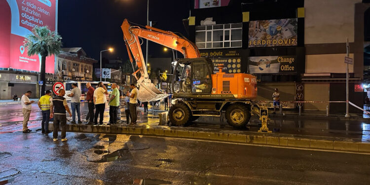 İzmir'de su borusu patladı, cadde ulaşıma kapatıldı