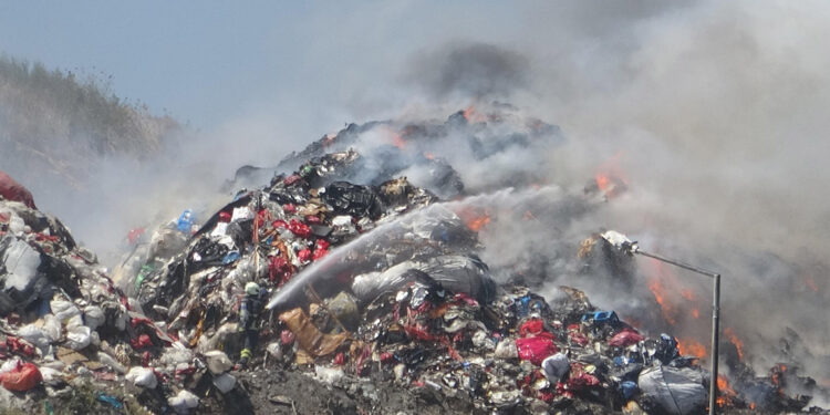 İzmit'te çöp döküm sahasında yangın