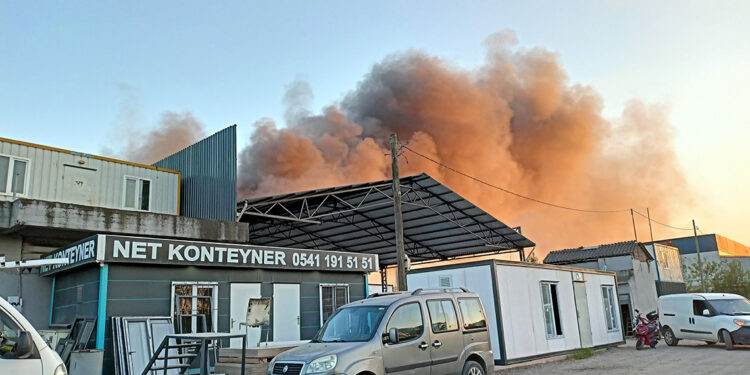 İzmit'te geri dönüşüm tesisinin kağıt deposunda yangın
