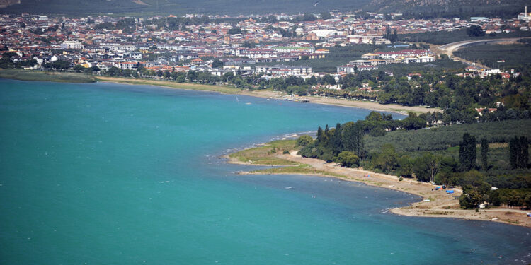 İznik Gölü alg patlaması nedeniyle turkuaza büründü