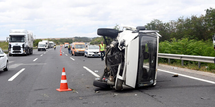Kaçak göçmenleri taşıyan minibüs bariyere çarptı