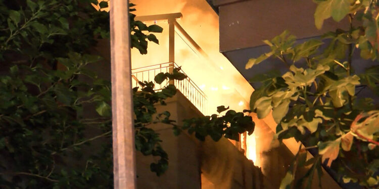 Kadıköy'de 3 katlı binada yangın: 1 ölü, 2 yaralı