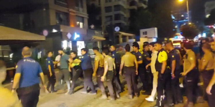 Kadıköy'de eğlence mekanında kavga çıktı: 3 yaralı