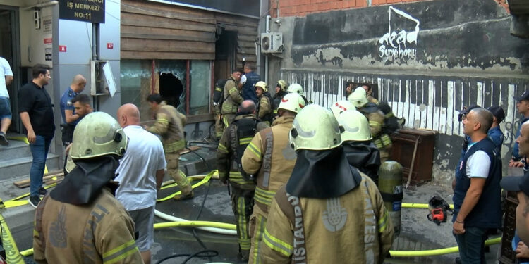 Kadıköy'de korku evinde yangın