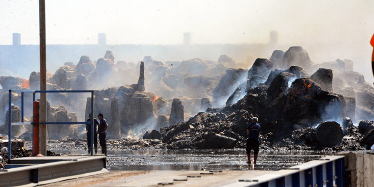 Kağıt fabrikasındaki yangında soğutma çalışmaları sürüyor