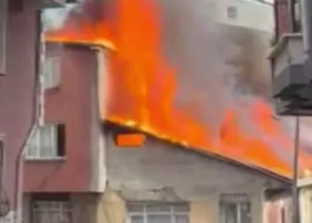 Kağıthane'de 3 binanın çatı katı yandı