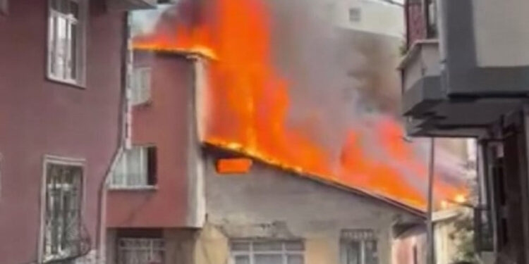 Kağıthane'de 3 binanın çatı katı yandı