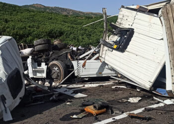 Kamyon ile çarpışan TIR'ın kupa kısmı koptu; şoför yaralı