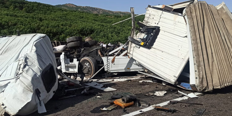Kamyon ile çarpışan TIR'ın kupa kısmı koptu; şoför yaralı