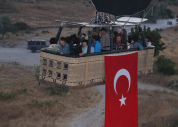 Kapadokya'da balonlar, Türk bayraklarıyla havalandı