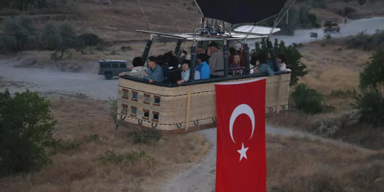 Kapadokya'da balonlar, türk bayraklarıyla havalandı