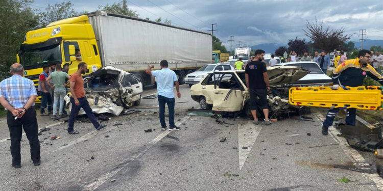 Karşı şeride geçen otomobil iki araca çarptı