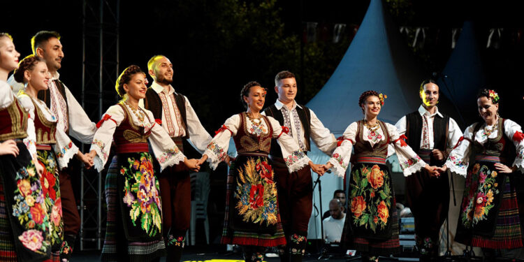 Kartal’da 2. Uluslararası Halk Oyunları Festivali başladı