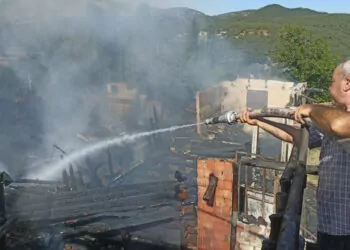 Kastamonu'da 3 ev yangında küle döndü