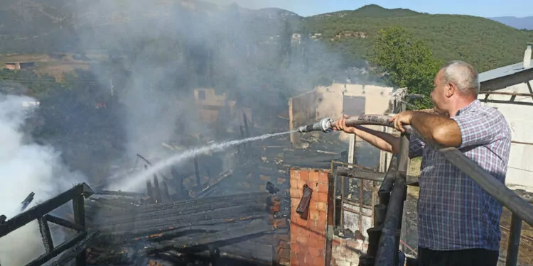 Kastamonu'da 3 ev yangında küle döndü