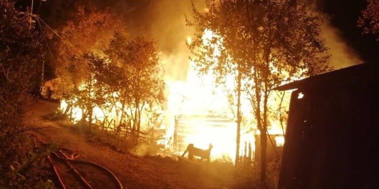 Kastamonu'nun Uzla Köyü'nde yangın; 7 ev küle döndü
