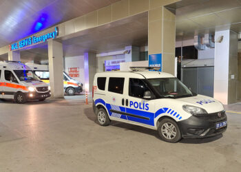 Kavgaya müdahale eden polis kolundan bıçaklandı