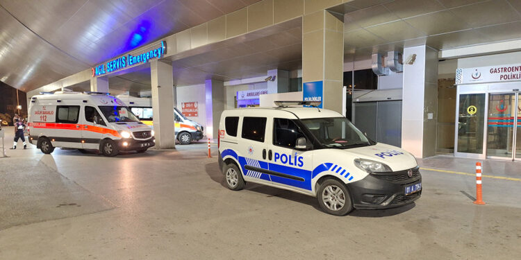 Kavgaya müdahale eden polis kolundan bıçaklandı