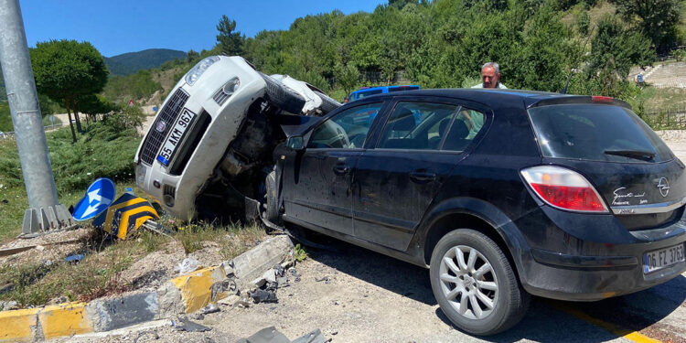 Kavşakta iki otomobil çarpıştı: 1 çocuk öldü, 8 yaralı
