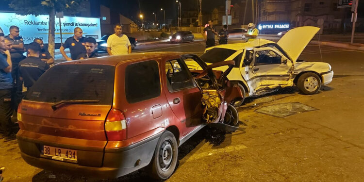 Kayseri'de iki otomobil çarpıştı: 5 yaralı