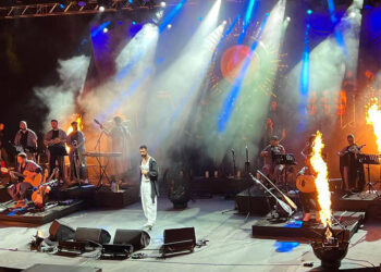 Kaza geçiren Tan Taşçı Antalya'da konser verdi