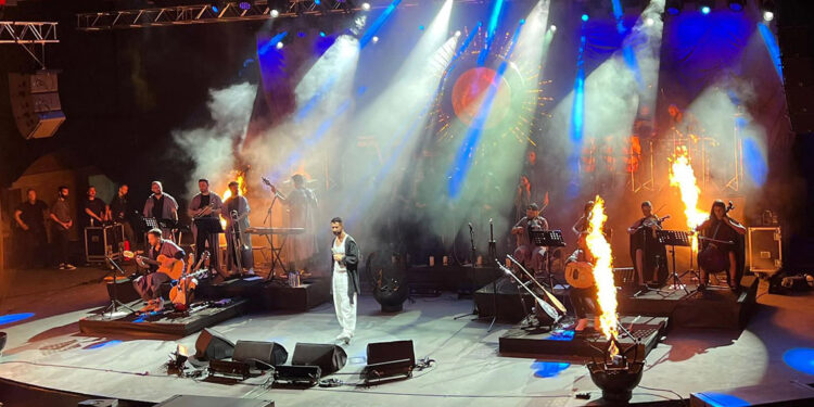 Kaza geçiren Tan Taşçı Antalya'da konser verdi