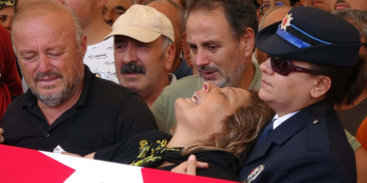 Kazada yaşamını yitiren polis memuru Melike, Balıkesir'de toprağa verildi