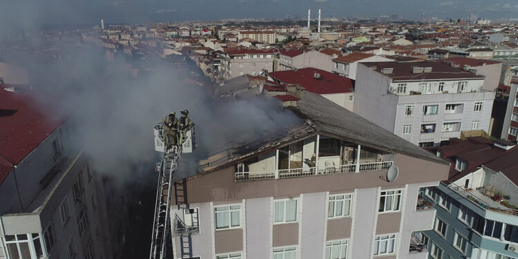 Kendisine alınan telefonu beğenmeyen adam evini yaktı