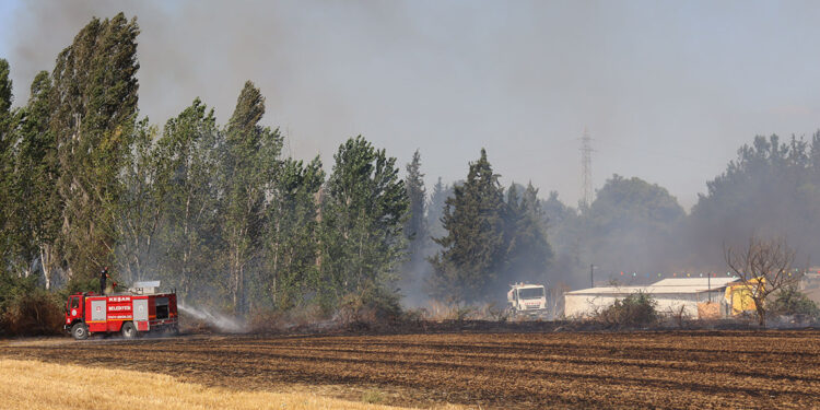 Keşan'da çıkan anız yangını büyümeden söndürüldü