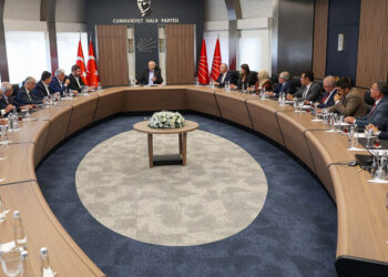 Kılıçdaroğlu, Ankara İl Başkanı ve ilçe başkanlarıyla görüştü