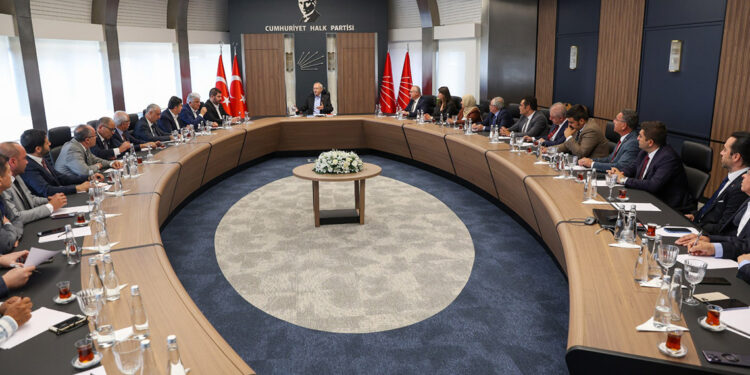 Kılıçdaroğlu, Ankara İl Başkanı ve ilçe başkanlarıyla görüştü