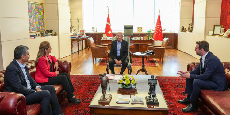 Kılıçdaroğlu Disk Genel Başkanı Çerkezoğlu ile görüştü