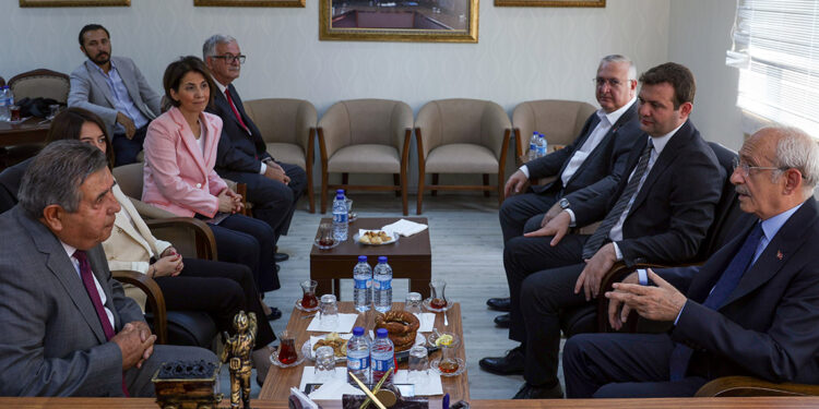 Kılıçdaroğlu emeklilerle bir araya geldi