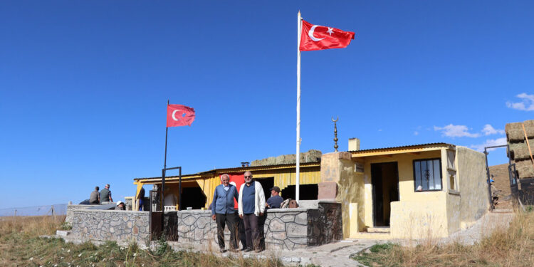 'Kimse donmasın' diye Allahuekber Dağı’na barınak yaptı