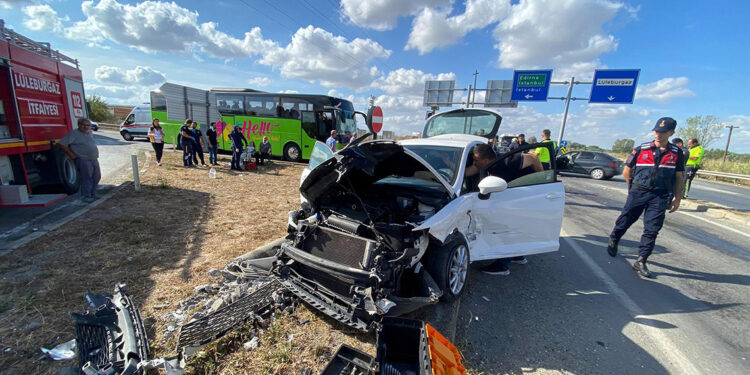 Kırklareli'de iki otomobil çarpıştı: 6 yaralı