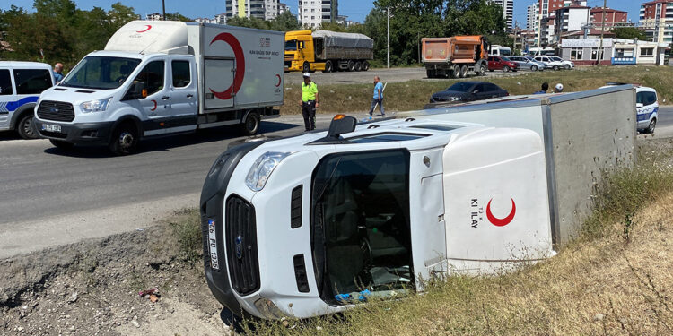 Kızılay'ın kan toplama aracı devrildi: 1 yaralı