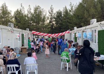 Konteyner kentteki çocuklara doğum günü sürprizi