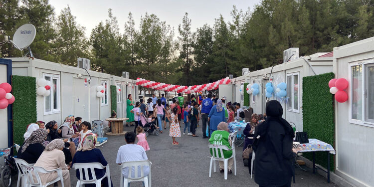 Konteyner kentteki çocuklara doğum günü sürprizi